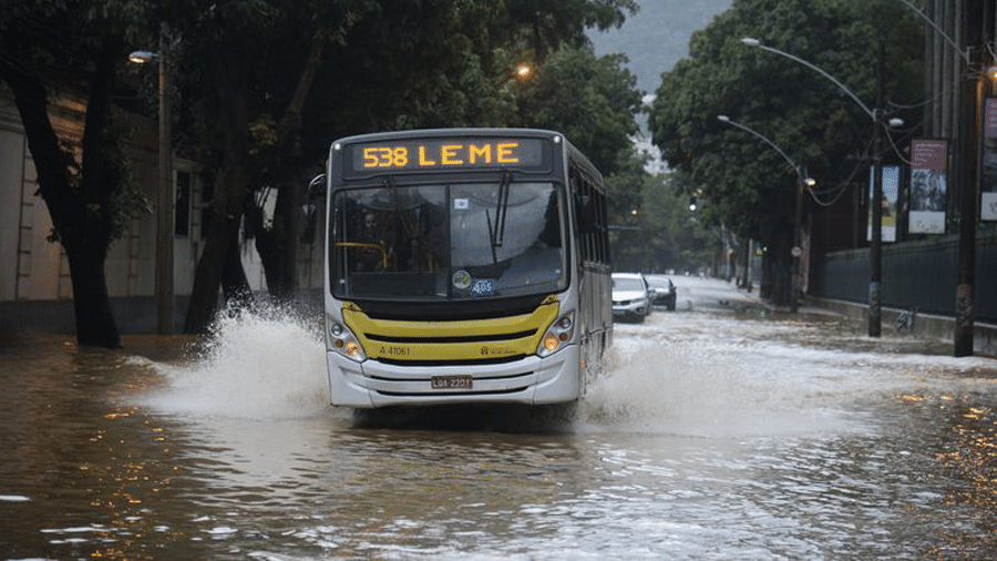 13.jan.2020 - Chuvas deixaram ruas alagadas em vários pontos do Rio de Janeiro - Fernando Frazão/Agência Brasil
