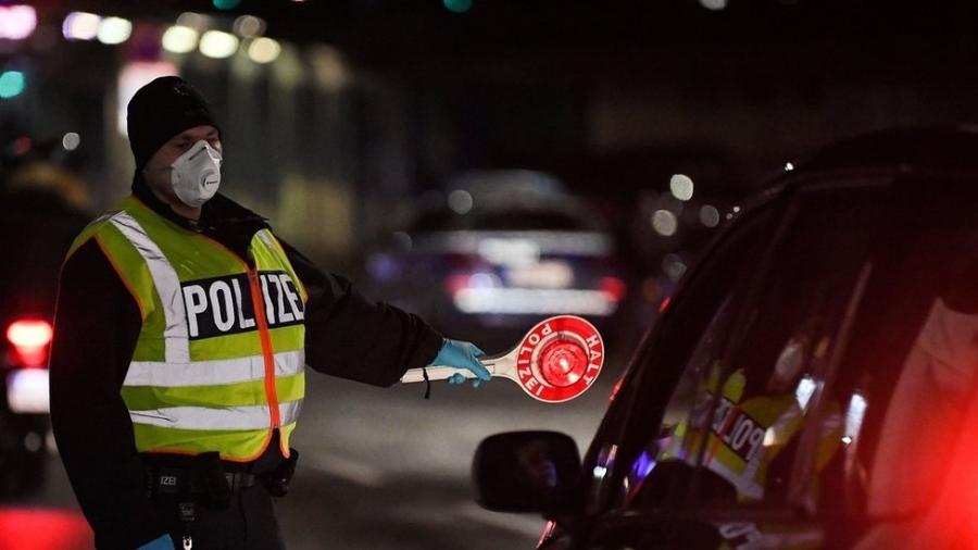 Policial alemão usa máscara no controle de motoristas na fronteira com a França - PATRICK HERTZOG/AFP