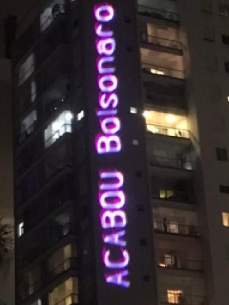 A expressão "Acabou Bolsonaro" projetada em um prédio durante um panelaço. Nova linguagem de protesto se populariza na era do "Fora Bolsonaro" - Reprodução/Twitter