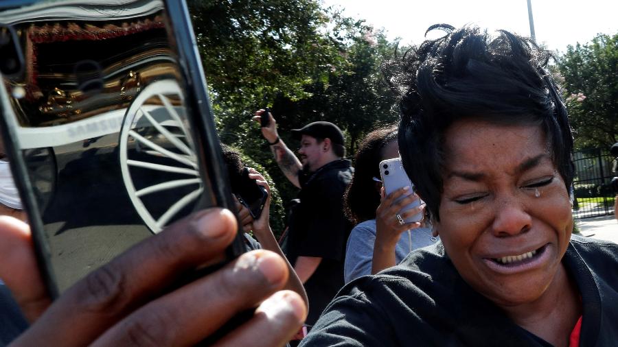 Mulher chora enquanto carruagem carrega caixão com corpo de George Floyd em Houston, no Texas - CARLOS BARRIA/REUTERS