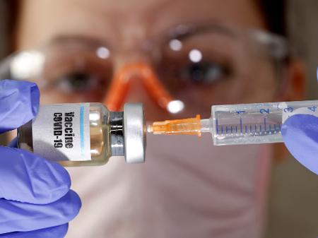 1° lote da vacina de Oxford deve chegar em dezembro, diz Saúde