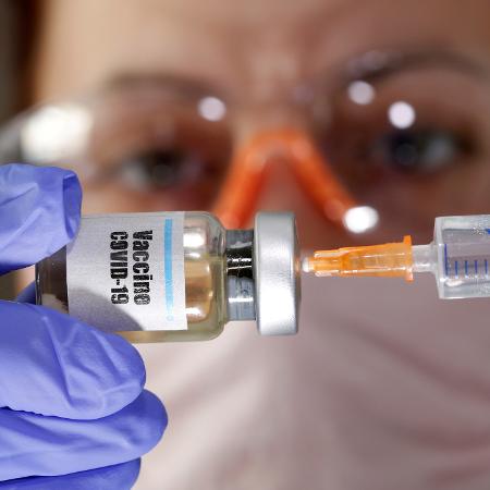 10.abr.2020 - Pesquisadora segura frasco de vacina para covid-19 em teste - REUTERS/Dado Ruvic