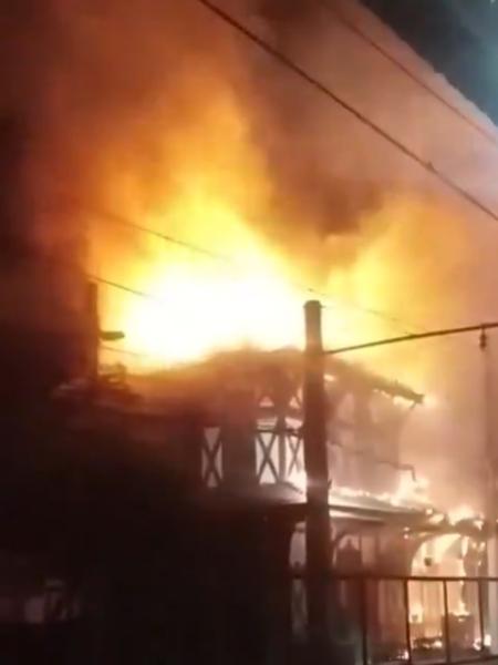 Incêndio atingiu Casarão Japeri, estrutura anexa à estação Japeri, na Baixada Fluminense - Reprodução/Twitter