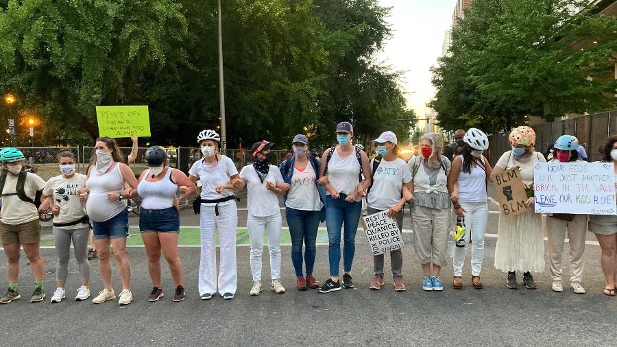 O grupo Muro de Mães esteve nos protestos para proteger os manifestantes - Reprodução/Twitter