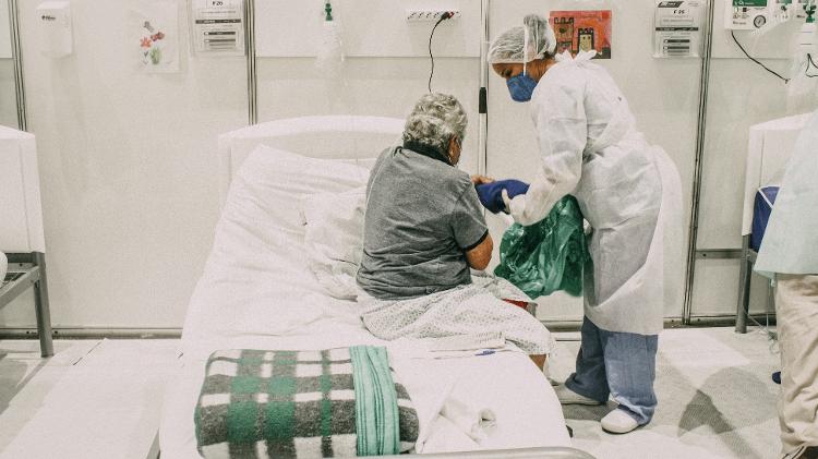 Patient is treated at the Anhembi field hospital, in São Paulo, created at the beginning of the pandemic - Talyta Vespa / UOL - Talyta Vespa / UOL