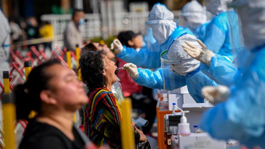 12.out.2020 - População da cidade chinesa de Qingdao faz teste em massa para detecção do coronavírus - STR/AFP