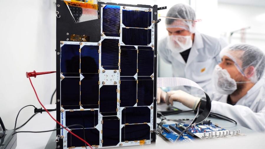 Com um formato de uma caixa de cereal, o PhiSat-1 é o primeiro satélite com inteligência artificial a orbitar a Terra - Divulgação/Intel