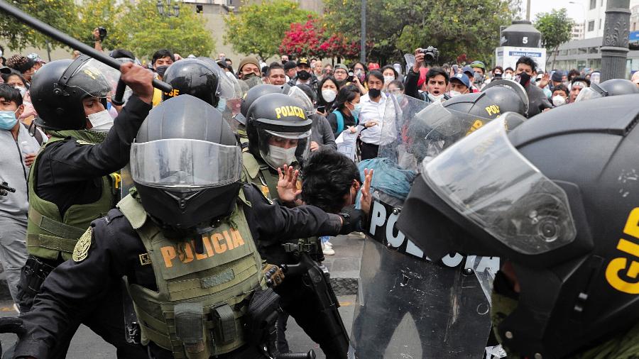 Polícia detém um dos manifestantes que protestava contra a posse do presidente interino Manuel Merino; protestos tomaram ruas de Lima contra o impeachment do presidente Martin Vizcarra - Sebastian Castaneda/Reuters