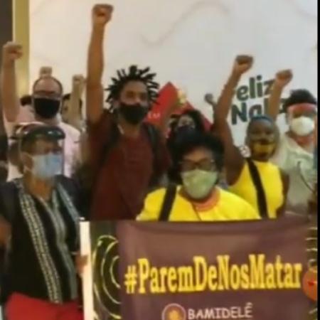 Manifestantes levam faixas e criticam livraria em João Pessoa - Reprodução/Redes sociais