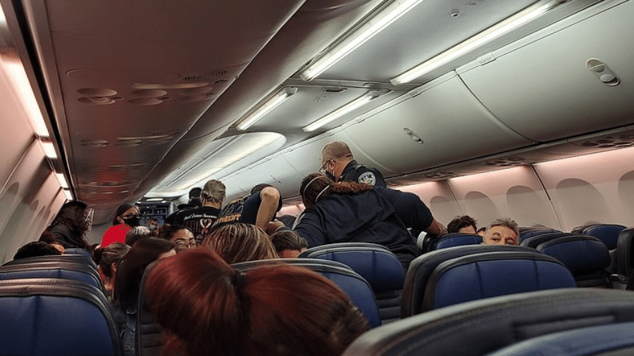 Paramédicos socorrem homem que passou mal durante voo da United Airlines - Reprodução/TMZ
