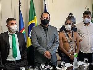 Cerimônia da posse do prefeito interino de Pesqueira (PE), o vereador Bal de Mimoso (Republicanos), de gravata preta, ao lado do cacique xukuru Marquinhos, em 1/01/2021 - Redes sociais/Cacique Marquinhos - Redes sociais/Cacique Marquinhos