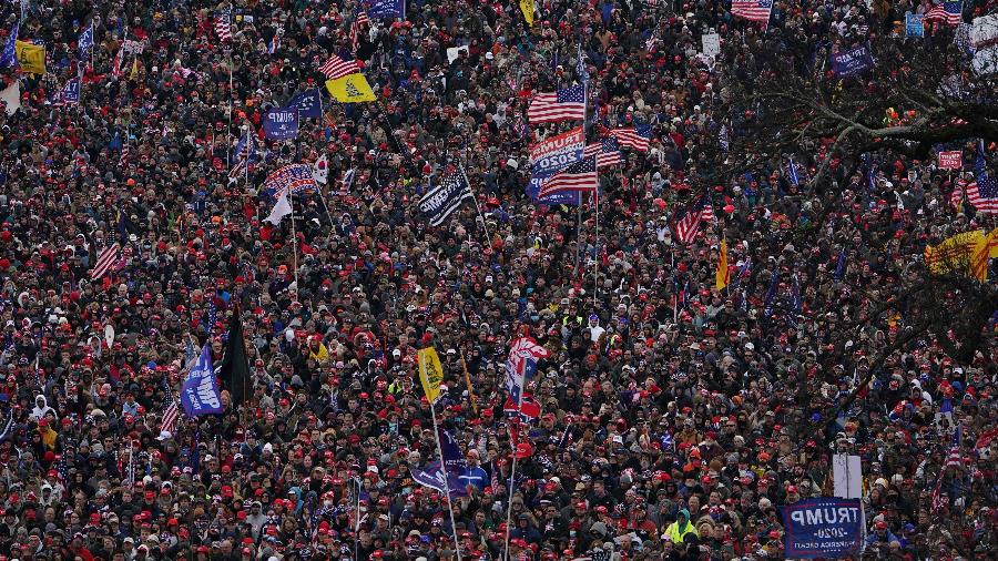 06 jan. 2021 - Apoiadores aglomerados durante discurso do presidente Donald Trump em frente ao Congresso dos Estados Unidos - MANDEL NGAN/AFP