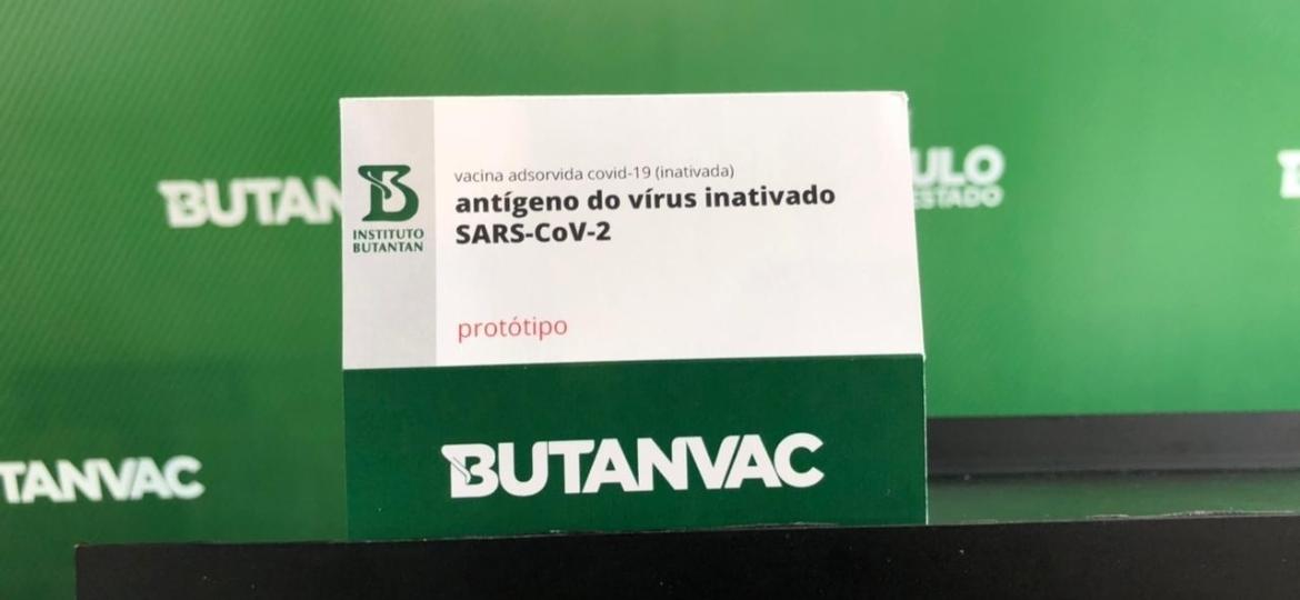28.abr.2021 - Caixa da ButanVac, a vacina contra a covid-19 com produção 100% nacional do Instituto Butantan - Lucas Borges Teixeira/UOL