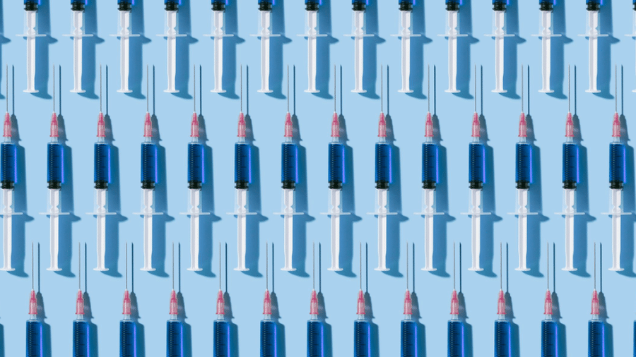 Ilustração com seringas de vacinas enfileiradas - Getty Images