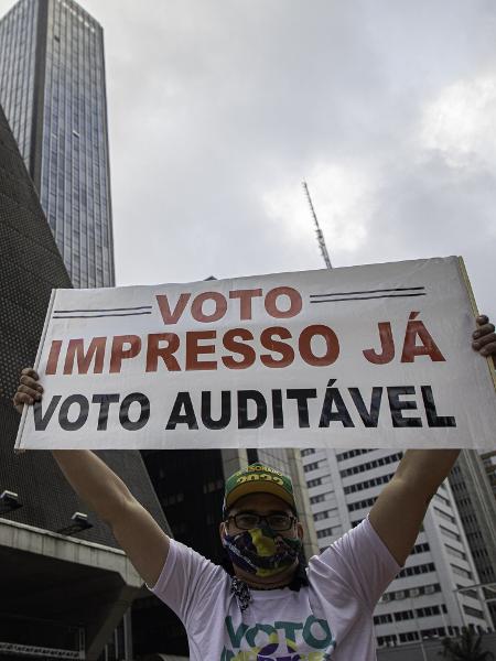 15.mai.2021 - Homem defende voto impresso em ato a favor de Bolsonaro na avenida Paulista - BRUNO ROCHA/ENQUADRAR/ESTADÃO CONTEÚDO