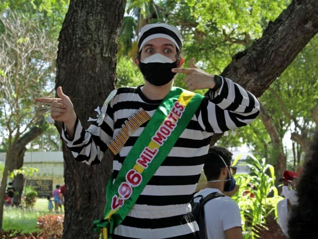 Manifestação contra o Presidente Jair Bolsonaro, realizado na cidade de Aracaju, Sergipe, neste sábado - EMANUEL ROCHA/FUTURA PRESS/ESTADÃO CONTEÚDO
