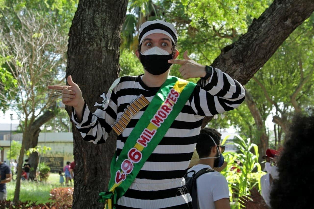 Manifestação contra o Presidente Jair Bolsonaro, realizado na cidade de Aracaju, Sergipe, neste sábado - EMANUEL ROCHA/FUTURA PRESS/ESTADÃO CONTEÚDO