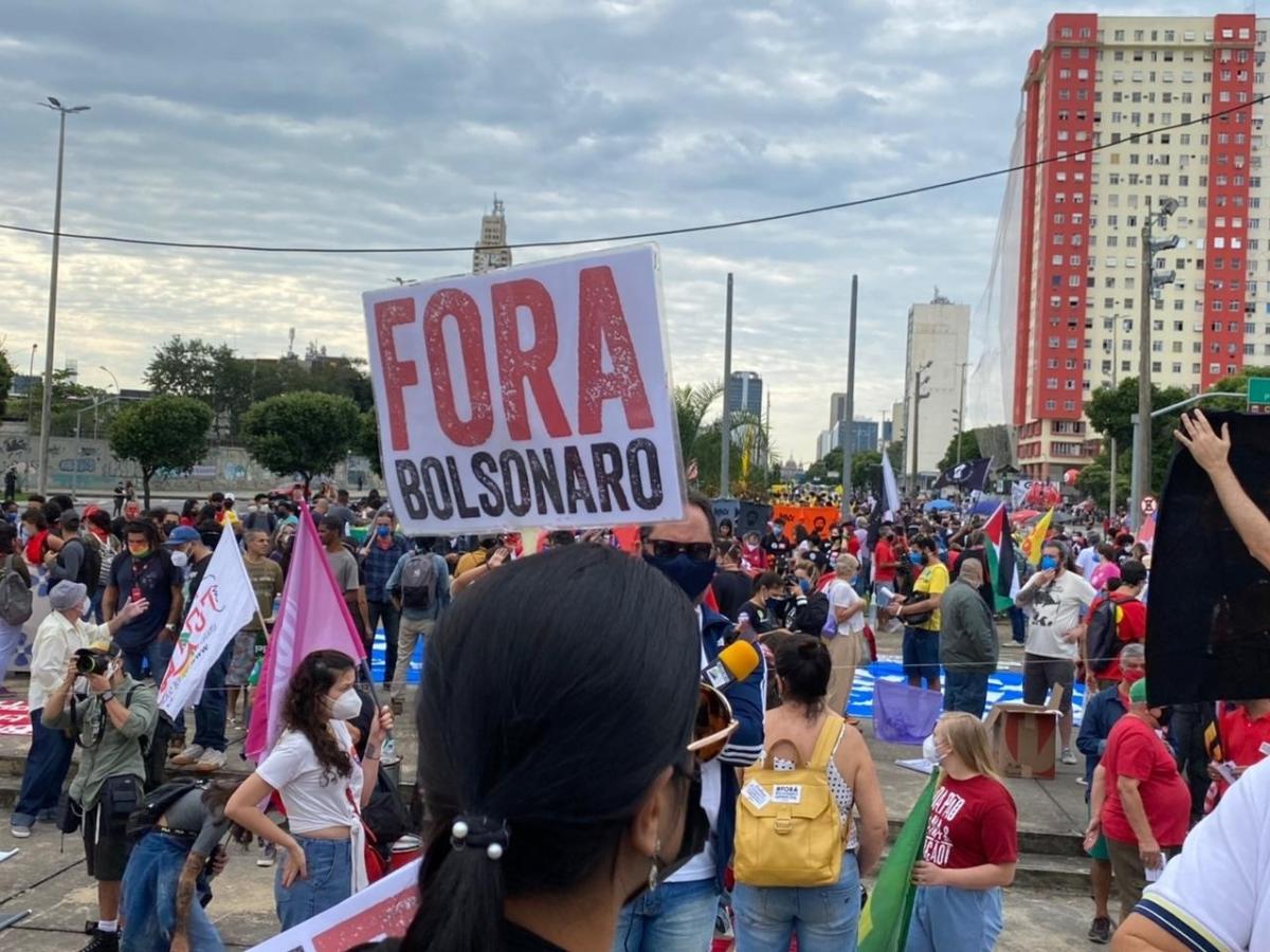Manifestantes se mobilizam na avenida Presidente Vargas, centro do Rio, para ato contra o presidente Jair Bolsonaro - Herculano Barreto Filho/UOL