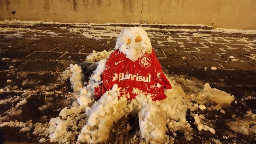 Boneco de neve com a camisa do Internacional feito em Pelotas (RS) - Reprodução/Twitter
