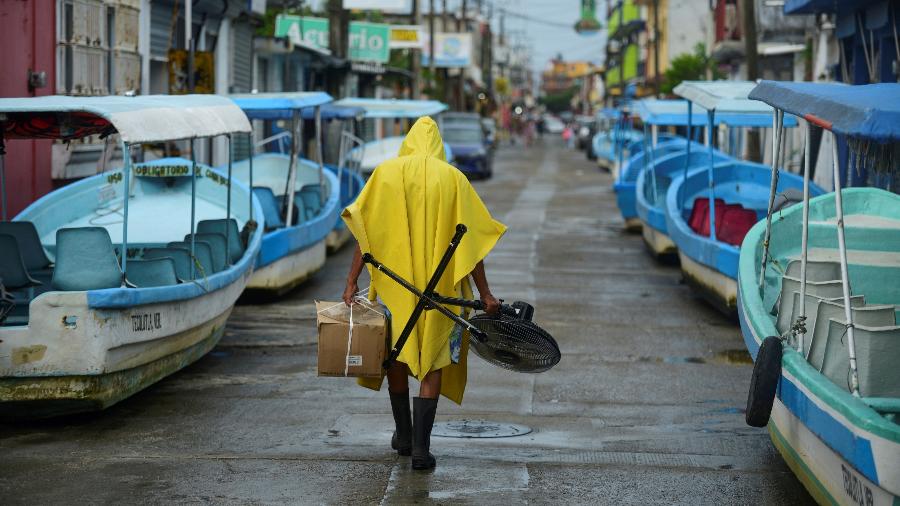 Homem passa por barcos turísticos que foram retirados da água por segurança antes do furacão Grace atingir o México - Oscar Martinez/Reuters