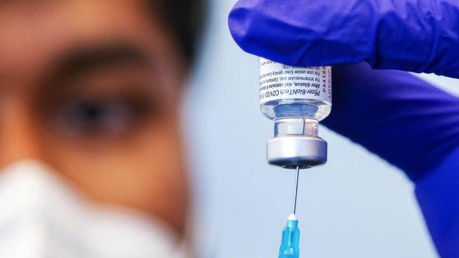 Brasil recomendou suspender vacinação de adolescentes; no Reino Unido, decisão de vacinar com uma dose de Pfizer se deu nesta semana - Getty Images