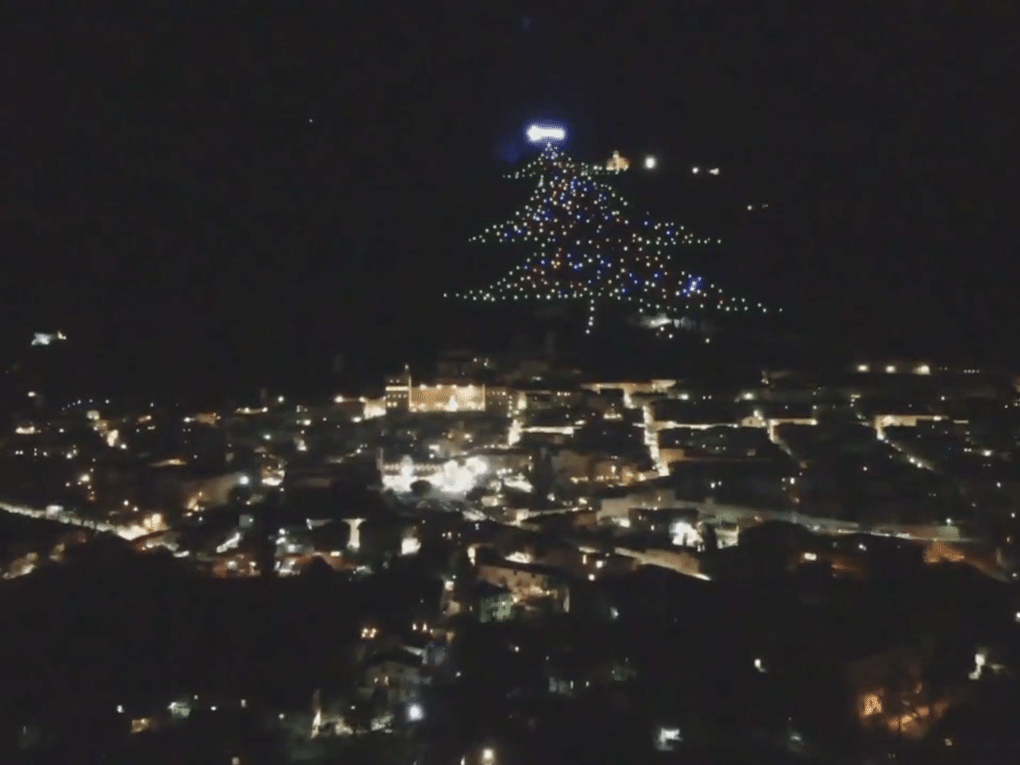 Com 750 metros, maior árvore de Natal do mundo é acesa na Itália