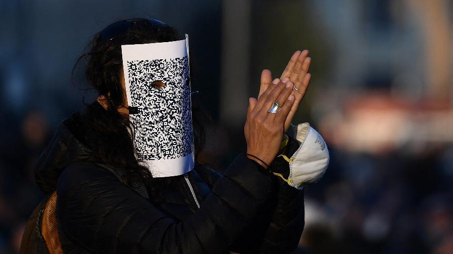 15.jan.2022 - Pessoa usa uma máscara com um código QR durante uma manifestação contra o passaporte de vacina e imposições de novas restrições diante de um forte aumento das infecções por covid-19 na Piazza San Giovanni, em Roma, Itália - AFP