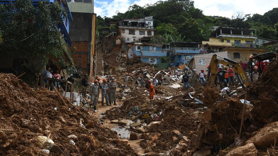 21.fev.2022 - Cenário da Vila Felipe, onde parte de uma encosta deslizou em Petrópolis - Lucas Landau/UOL