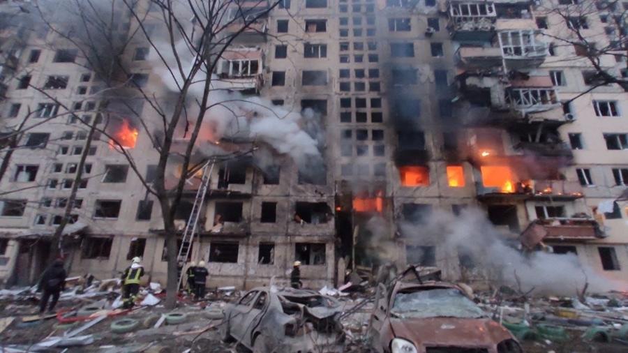 14.mar.22 - Objeto desconhecido provocou a destruição de escadarias de um prédio residencial em Obolon, um bairro em Kiev, e incêndio nos apartamentos do 3º e 4º andar - Serviço de Emergência da Ucrânia/Divulgação
