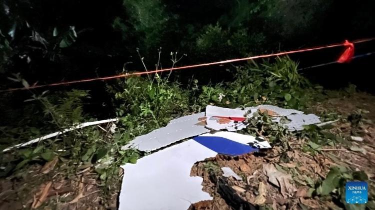 Ao todo, 132 pessoas estavam a bordo de avião que caiu na China Ao todo, 132 pessoas estavam a bordo de avião que caiu na China