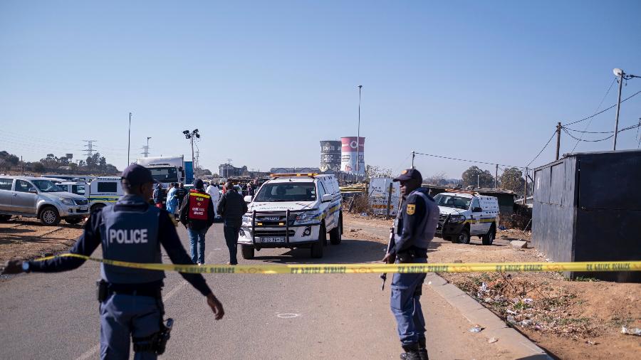 10.jul.2022 - Oficiais do Serviço de Polícia da África do Sul em uma cena de crime onde pessoas foram mortas a tiros em Soweto  - Emmanuel Croset/AFP