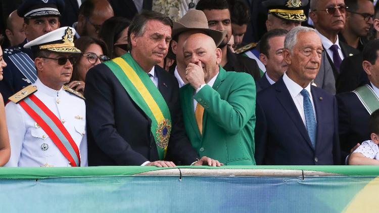 O presidente Jair Bolsonaro (PL) e o empresário Luciano Hang durante o desfile de 7 de Setembro, em Brasília