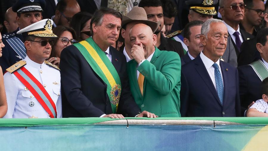 O presidente Jair Bolsonaro (PL) e o empresário Luciano Hang durante o desfile de 7 de Setembro, em Brasília - Wilton Junior/Estadão Conteúdo