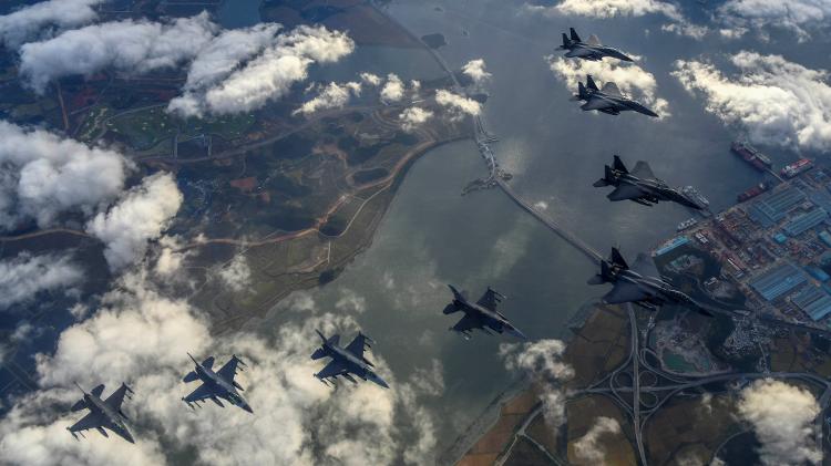 South Korean and US jets during the bomb drop test;  military exercise took place after North Korean ballistic missile firing - South Korean Ministry of Defense via REUTERS - South Korean Ministry of Defense via REUTERS