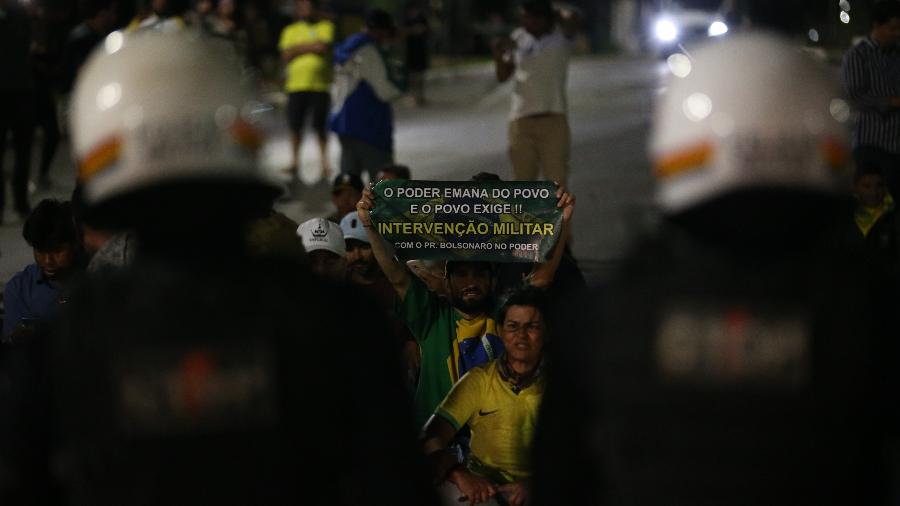 Apoiadores de Jair Bolsonaro protestam em frente à sede da Polícia Federal, em Brasília - 12.dez.2022 - Pedro Ladeira/Folhapress