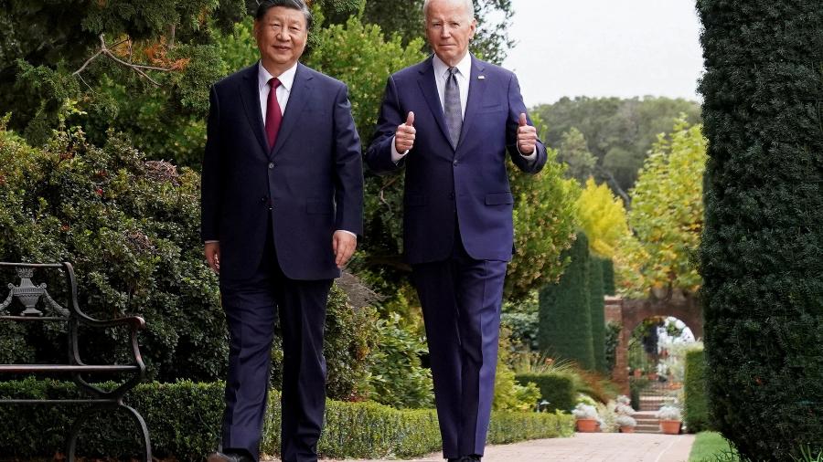 O presidente dos EUA, Joe Biden, faz sinal de positivo enquanto caminha com o presidente chinês, Xi Jinping, na propriedade de Filoli, à margem da cúpula da Cooperação Econômica Ásia-Pacífico (APEC), em Woodside, Califórnia, EUA, 15 de novembro de 2023