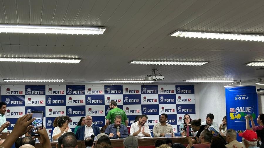 Carlos Lupi (ao centro), presidente do PDT, anuncia apoio à pré-candidatura de Boulos (PSOL) à prefeito de São Paulo