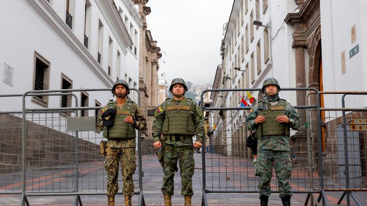 Soldados em guarda no palácio presidencial em Quito, no Equador, em meio a onda de violência