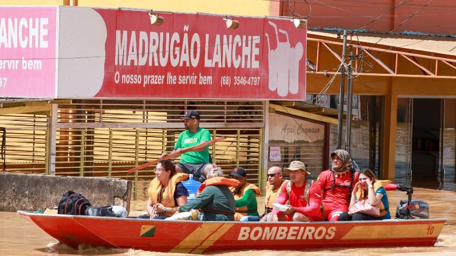 Bombeiros fazem serviço de transporte fluvial de pessoas em Brasileia, no Acre