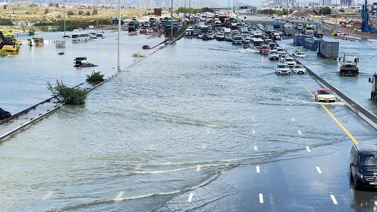 Carros ficam presos em uma estrada inundada após uma tempestade atingir Dubai, em Dubai, Emirados Árabes Unidos, em 17 de abril de 2024
