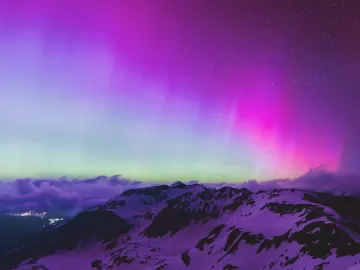Auroras são vistas em vários países do mundo após tempestade solar; fotos