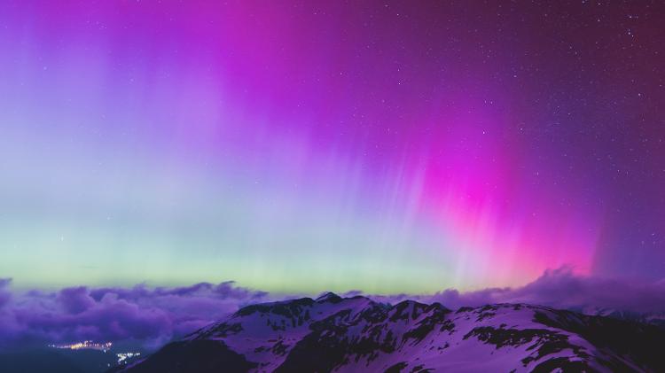 Aurora boreal nos céus da cidade de Fusch, na Áustria