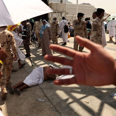 Homem passa mal de calor durante peregrinação de muçulmanos a Meca, na Arábia Saudita