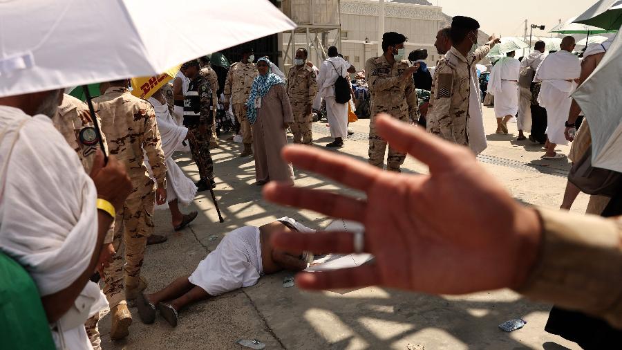 16.jun.2024 - Homem passa mal de calor durante peregrinação de muçulmanos a Meca, na Arábia Saudita