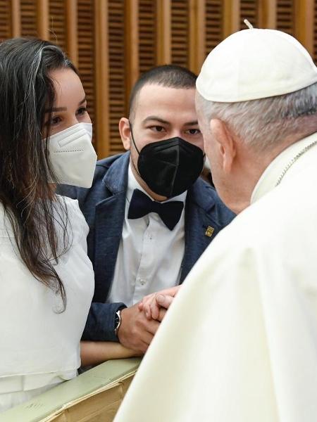 Patricia e Rafael recebendo a benção do papa Francisco no Vaticano Patricia e Rafael recebendo a benção do papa Francisco no Vaticano