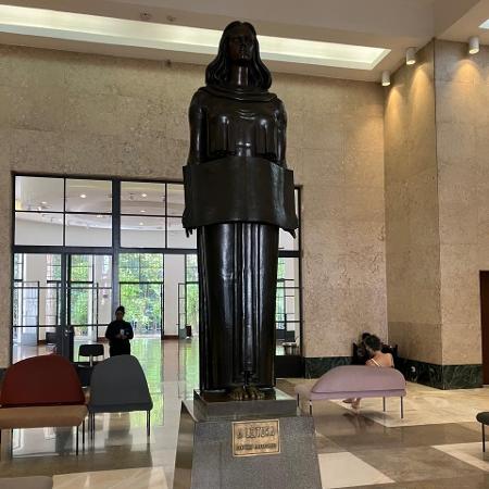 Estátua "A Leitura", inspirada na deusa mitológica Minerva