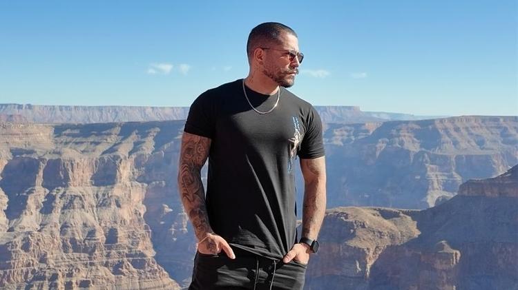 Vinicius diz que mudou seus hábitos de cuidado com a pele