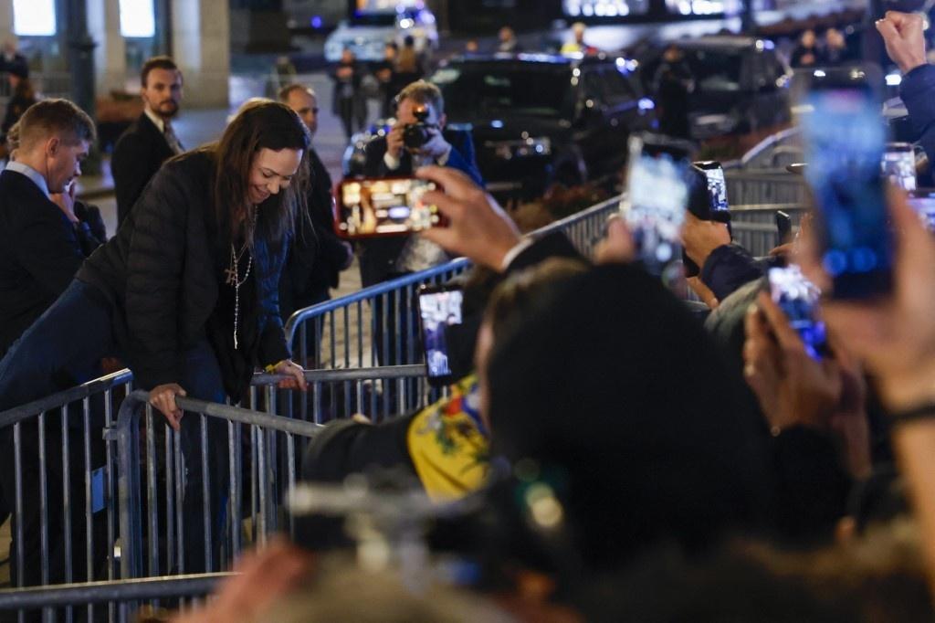 11.dez.2025 - Maria Corina pula uma grade de proteção para cumprimentar os apoiadores reunidos do lado de fora do Grand Hotel - undefined