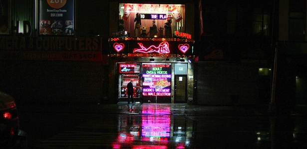 Sex shop aberto perto da Times Square, em Nova York - Carlo Allegri/Reuters - 29.out.2012
