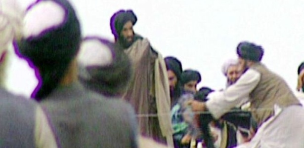 Mulá Omar (em pé), filmado secretamente pela BBC em 1996, foi pouco visto em público - BBC